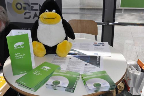 IT-Tag 2012 Tux wacht über die Linux CDs