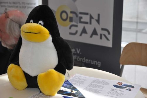 IT-Tag 2012 Opensaar mit dem Linuxmaskottchen Tux als Eyecatcher