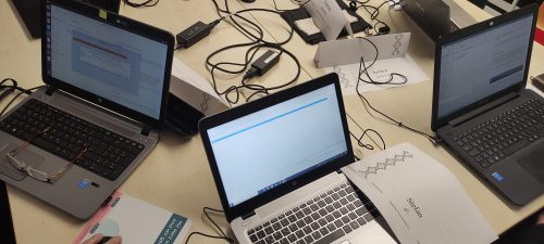Als Werkzeug zum Einsatz der Open Source Software genügt ein einfacher Rechner. Es besteht auch die Möglichkeit, diese auf einem eigenen Server zu installiern und mit einem Browser darauf zuzugreifen.